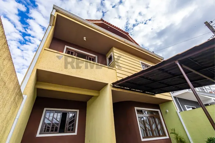 Sobrado 4 Quartos com ático, 1 suíte, 239 m² de área útil e 6 vagas de garagem no Capão Ra