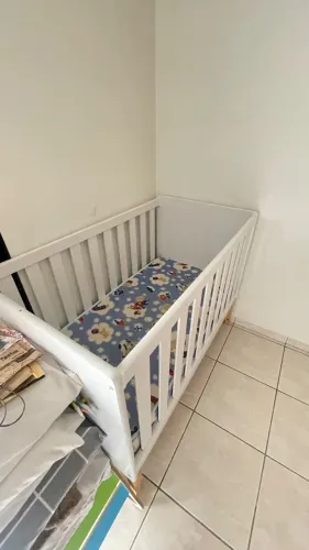 Berço americano e cômoda com portas e gavetas