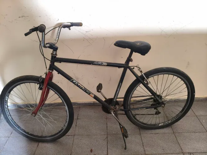Bicicleta ( muito tempo parada e ambos os pneus estão muchos, e freio desregulado