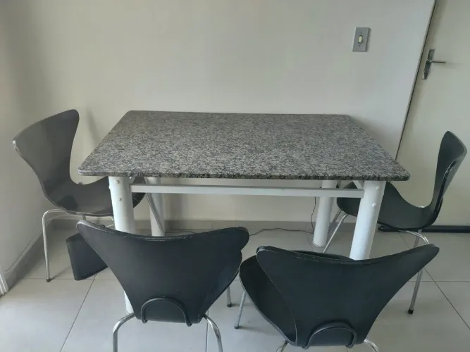 Mesa tampo granito + 4 cadeiras