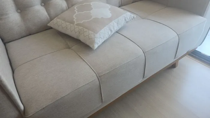 Vende-se sofá 2 lugares 1,60 de linho, no precinho pra levar já.