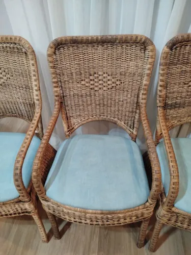 Cadeiras/poltronas em junco e acentos confortáveis 