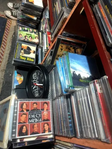 CDS E DVDS ORIGINAIS DE TODOS OS GÊNEROS, TEMOS VARIAS COLETANEAS LACRADAS A PARTIR DE 5
