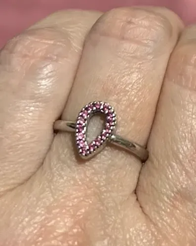 Anel de gotas com pedras rosa, novo, nunca foi usado. Tenho maquininha de cartão