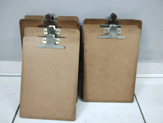 Pranchetas A4 de madeira. Lote de 08 peças no precinho. Chama