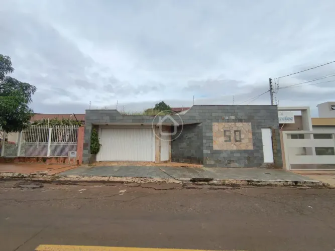 SOBRADO ESPAÇOSO NO MONTE LIBANO