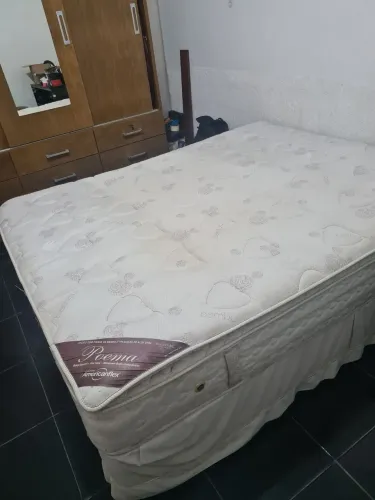 Cama Queen casal usada em ótimo estado