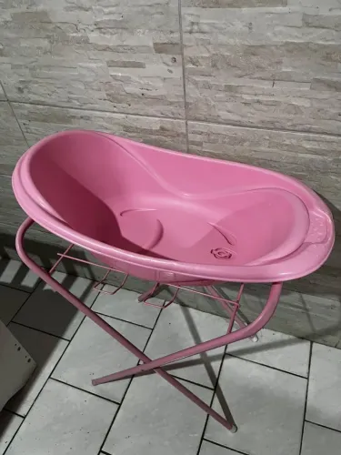 Banheira de bebê com suporte na cor Rosa usada Seminovo sem detalhes