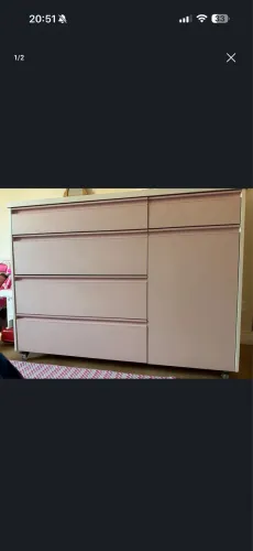 Cômoda branca e rosa