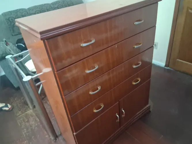 Vende-se, uma cômoda com 4 gavetas e com 2 portas