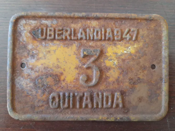 Placa Raríssima Antiga Veicular Número 3 - Quitanda - Datada no Ano 1947 em Uberlândia