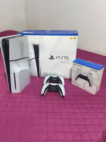 PS5 Slim com 2 Controles (MUITO CONSERVADO)
