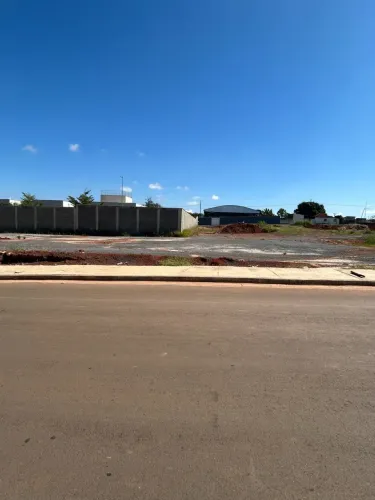 Um lote de terreno com área total de 257,99m²