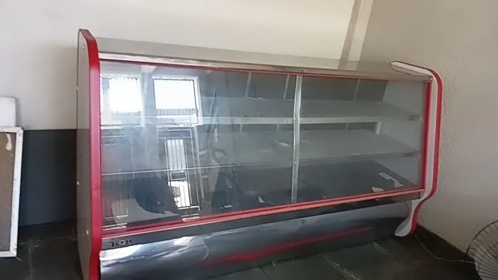 Vende -se balcão refrigerado 220 volts