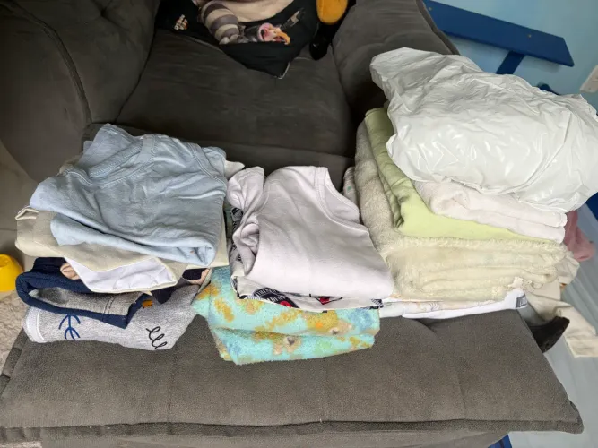 Lote - roupas de cama infantil e algumas peças de roupa