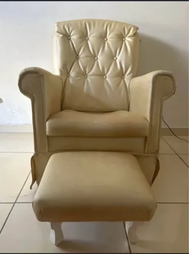 Vendo poltrona de amamentação + puff