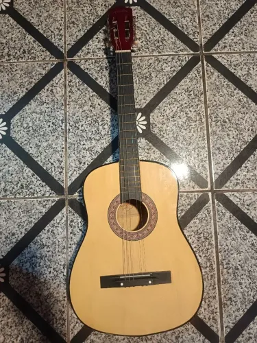 Violão, falta uma corda, mas fora isso está otimo