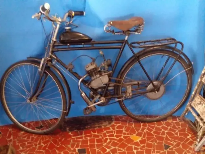 Bicicleta motorizada antiga, aro 28, barra dupla, motor 2 tempos, ótimo estado. 