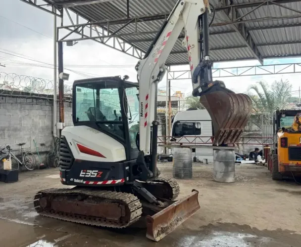 Mini Escavadeira Bob Cat E35z
