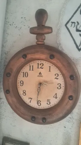 Relógio antigo madeira máquina original a pilha funciona