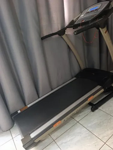 Esteira elétrica pra 150 kls bem conservada