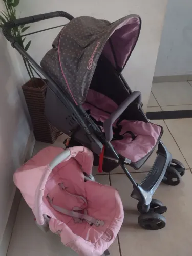 Carrinho com bebê conforto