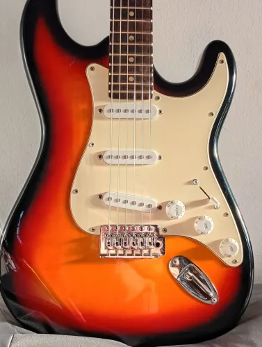 Guitarra stratocaster Strindberg e pedal cuvave baby