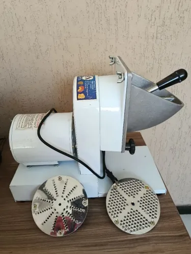 Vendo ralador de coco e queijo Arbel, usado somente 2 vezes, perfeito 
