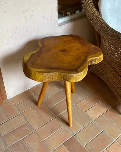 Mesa Lateral Rústica em Madeira Maciça