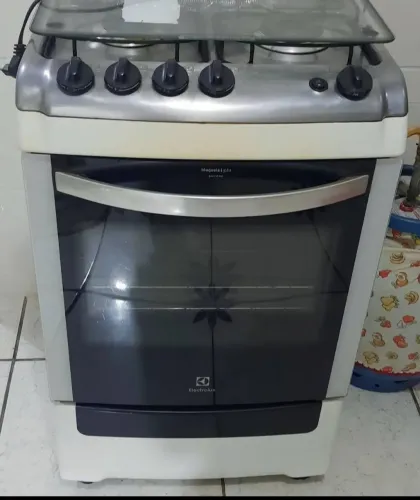 Fogão eletrolux com marcas de uso porém todas as bocas e forno funcionando