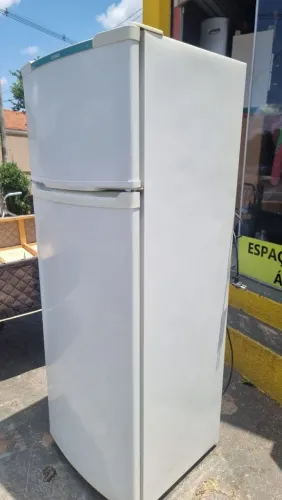 Geladeira consul dc 336 litros bem conservada com marcas de uso funcionando perfeitamente