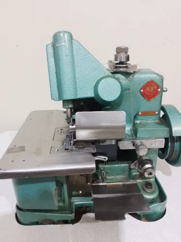 Máquina overloque profissional