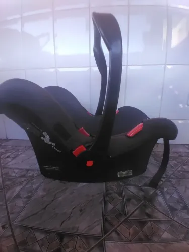 Vendo bebê conforto Cosco e acompanha capa e almofadas