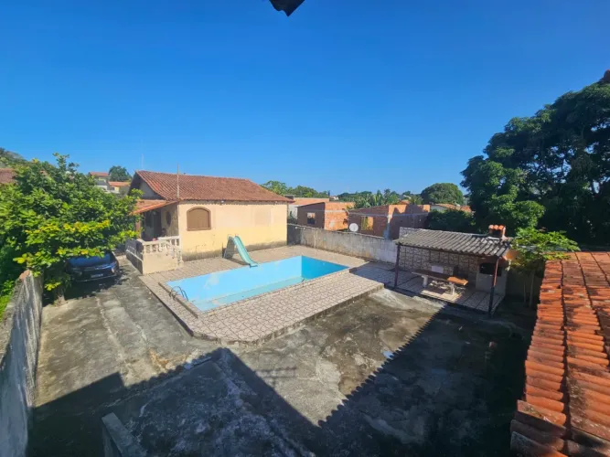 CASA EM IGUABINHA - ARARUAMA COM 2 QUARTOS + 2 KITNETS | PISCINA | TERRENO 600m² |