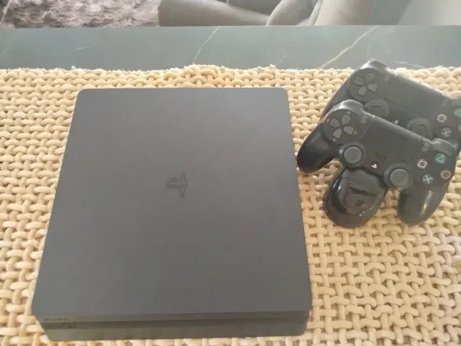 Playstation 4 Slim - 2 controles