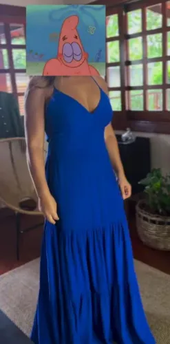 Vestido longo azul com saia em camadas.