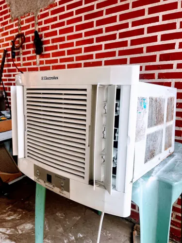 Ar condicionado janela Eletrolux 7500 BTUs 127v eletrônico 