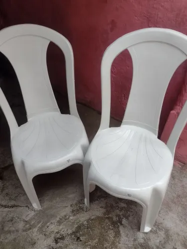 Vendo essas duas cadeiras de plástico nova as duas por 60 reais