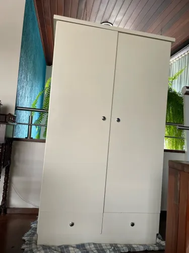 Armário espaçoso com espelho interno 