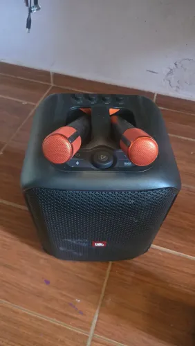 Caixa jbl karaoke 2 microfone com problema mas funciona