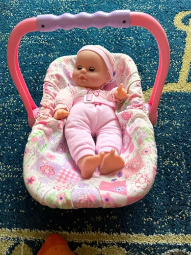 Boneca com bebê conforto