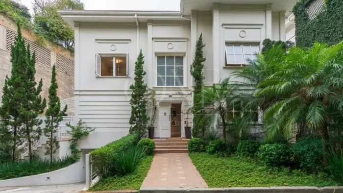 Casa a venda em condomínio fechado no Morumbi com 4 suítes e 6 vagas.