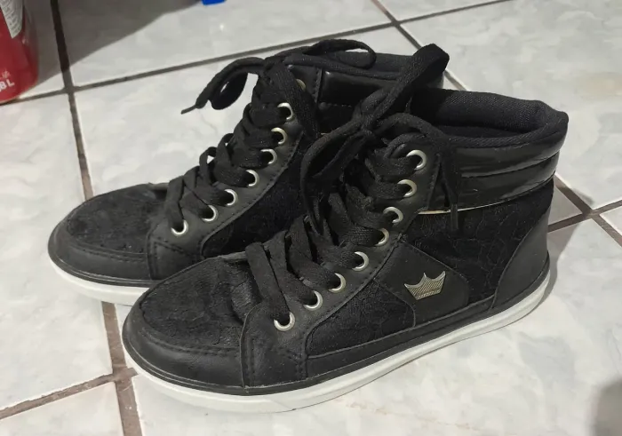 Lindo Tênis Preto com Branco 34 