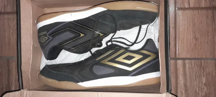 Chuteira umbro pro 5 bump club original, preta e dourado, tamanho 44.