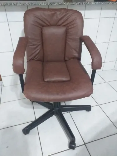 Cadeira p/ escritório giratória, c/ apoio p/ braços e rodinhas