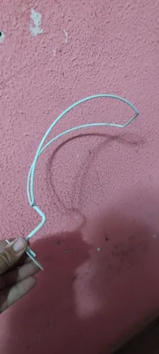 EXPOSITOR DE BONÉ PARA PAINEL CANALETADO