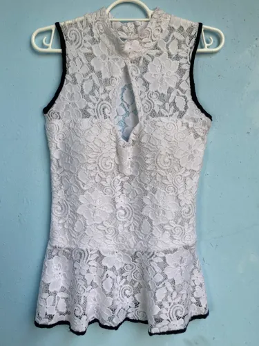 Blusa Feminina Branca com Renda de Flores, Tam M