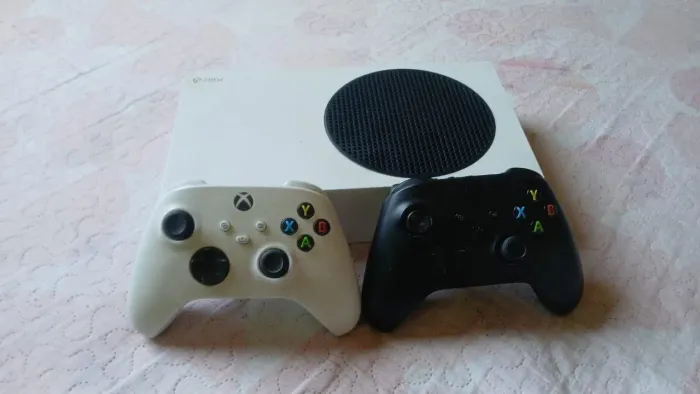 XBOX SERIES S COM DOIS CONTROLES