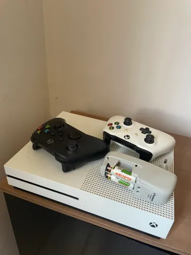 Xbox one s c/2 controles (leia a descrição)