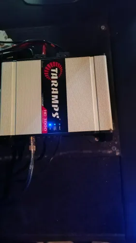 Potência taramps 4ohms 3000 RMS e Caixa com três altifalantes um de 1500 RMS 4ohms e dóis 